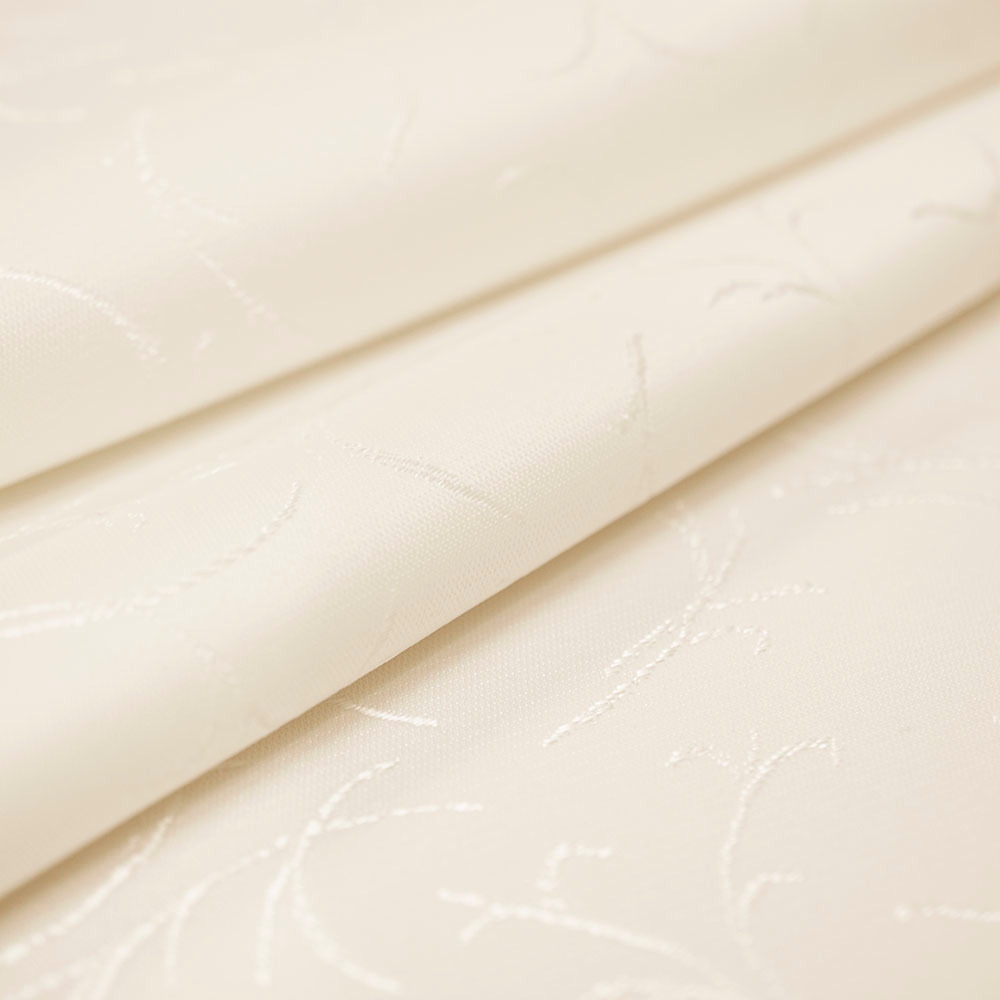 Tkanina obrusowa w kolorze ecru, wykonana z wysokiej jakości, mocno skręconych włókien poliestrowych, z dodatkiem metalicznej nici.