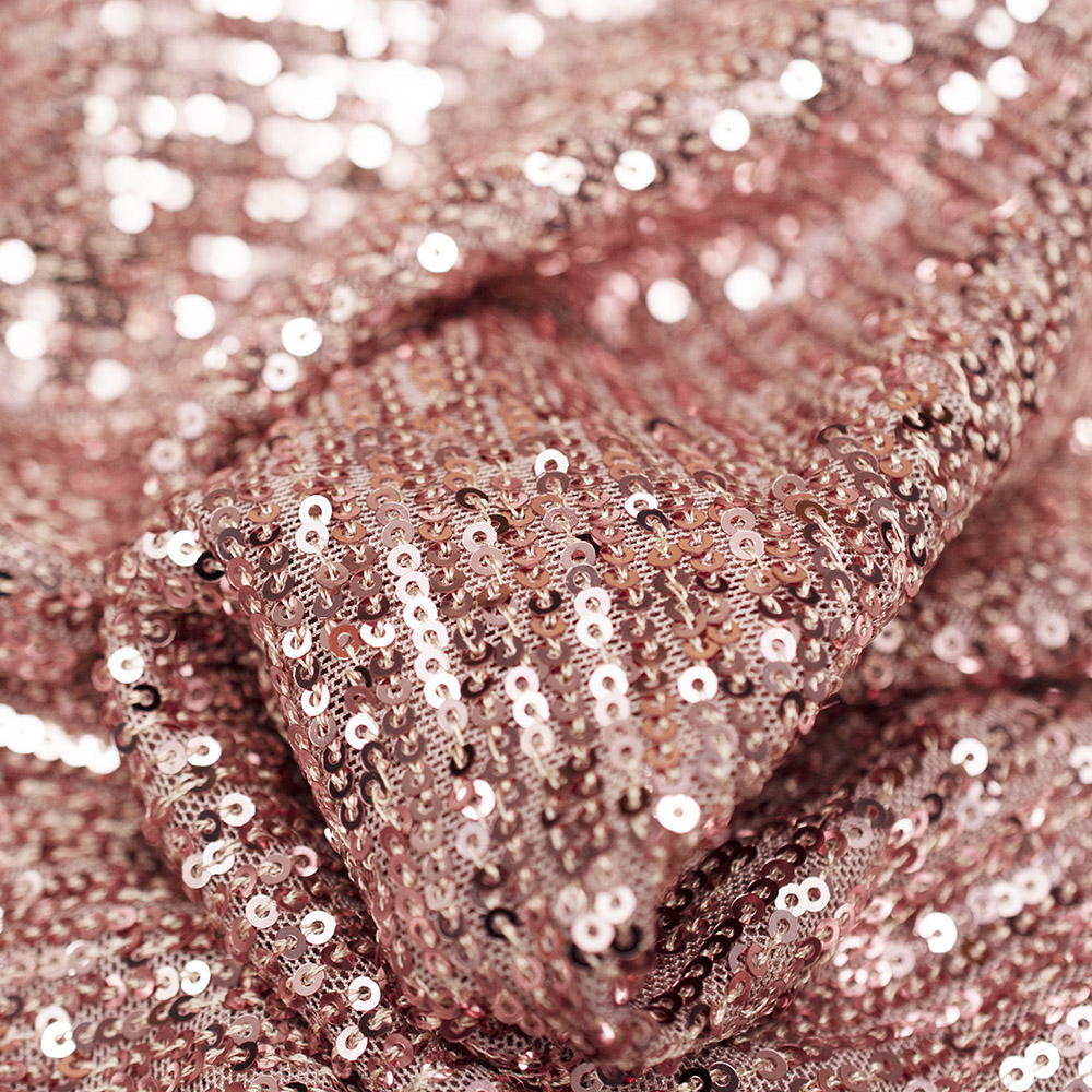 Elastyczna siatka ozdobiona drobnymi cekinami układającymi się gęsto w kształt pasków.