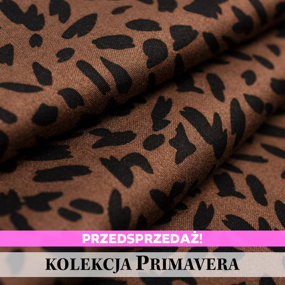 Tkanina z 100% wiskozy to lekki, miękki materiał, który pięknie układa się na sylwetce, tworząc naturalne fałdy i swobodny ruch.