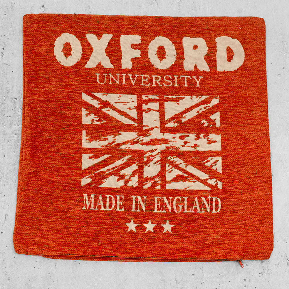 Poszewka dekoracyjna z motywem Oxford University to stylowy dodatek, który doda wnętrzu akademickiego charakteru.