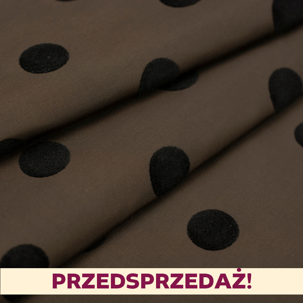 Tkanina Mercy Dots to lekki materiał bawełniany o niskiej gramaturze, wyróżniający się dekoracyjnymi kropkami wykonanymi w technice druku typu flox.