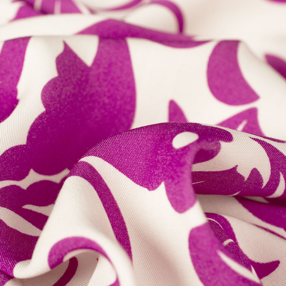 Wzorzysta tkanina wykonana z włókien wiskozy.