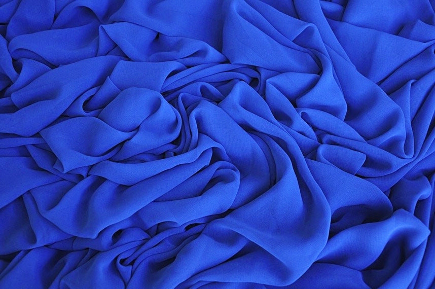Delikatna tkanina szyfonowa, idealna na lekkie i zwiewne tuniki, bluzki lub wielowarstwowe sukienki.
