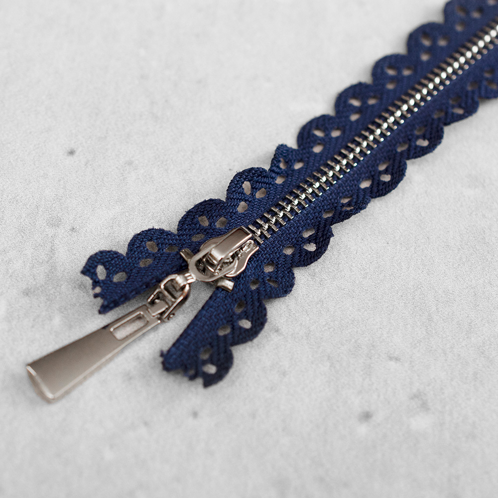 Zamek metalowy&nbsp;z eleganckimi, srebrnymi ząbkami.