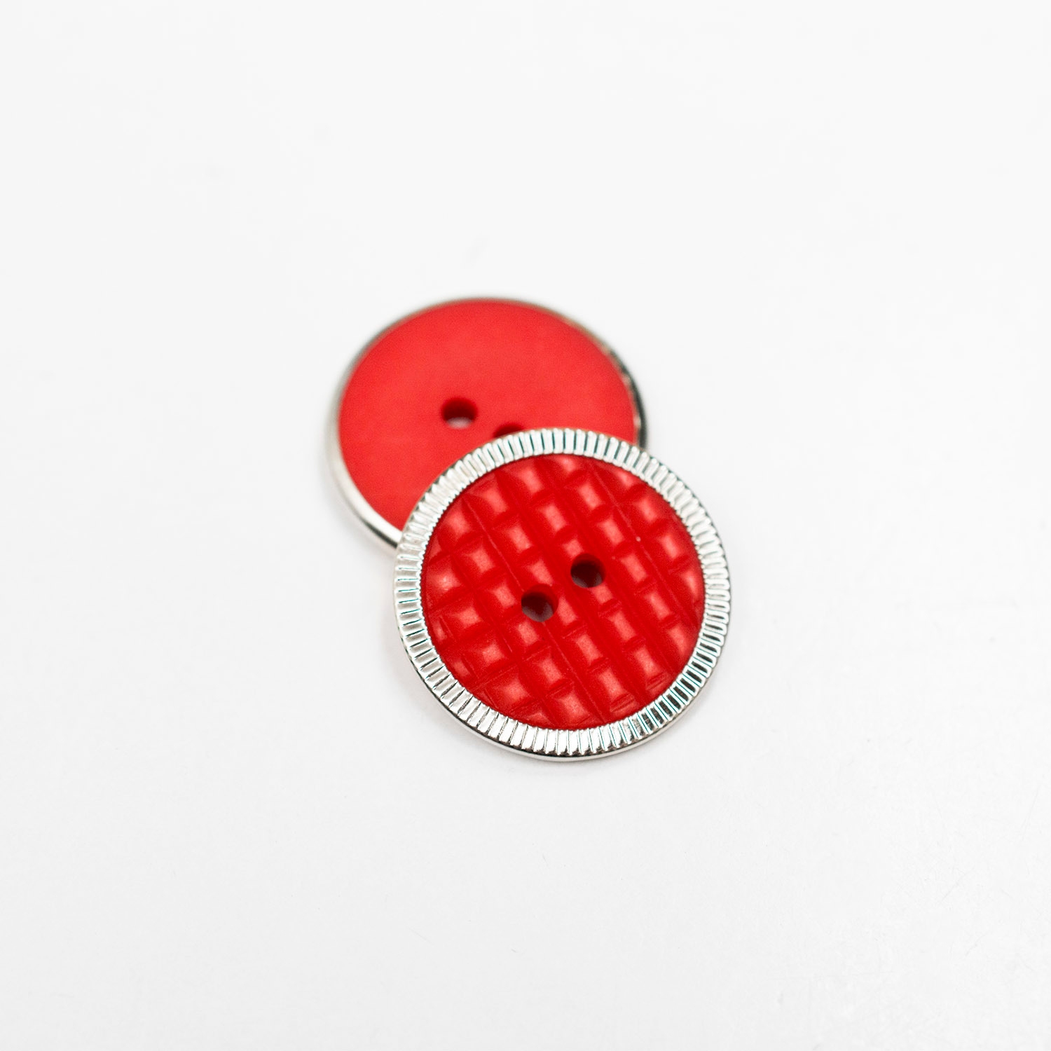 Plastikowy guzik przyszywany na dwie dziurki, w kolorze czerwonym.