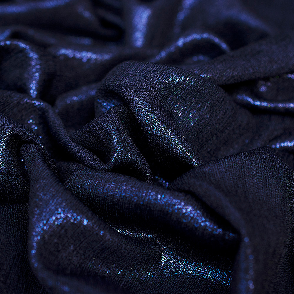 Elastyczna dzianina o srebrzystym połysku to materiał, który przyciąga wzrok i dodaje stylizacjom wyjątkowego blasku.