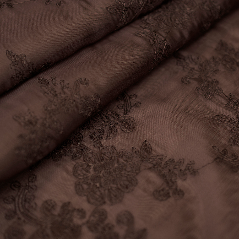 Piękna tkanina z delikatnym haftem zachwyca subtelną elegancją i wyjątkową miękkością.