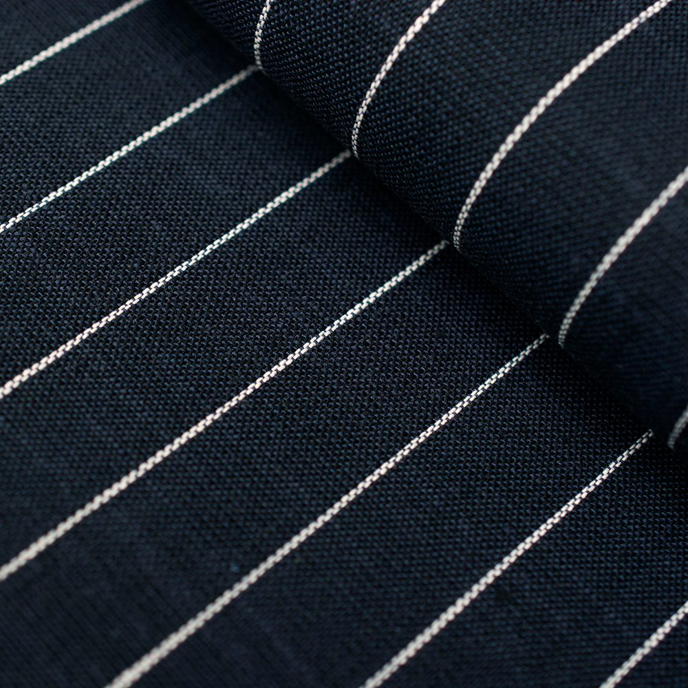 Tkanina „Bawełna Tenis” to wysokiej jakości materiał ubraniowy, wykonany z naturalnych włókien bawełny i wiskozy, o wyraźnym splocie i charakterystycznym wzorze w paski.