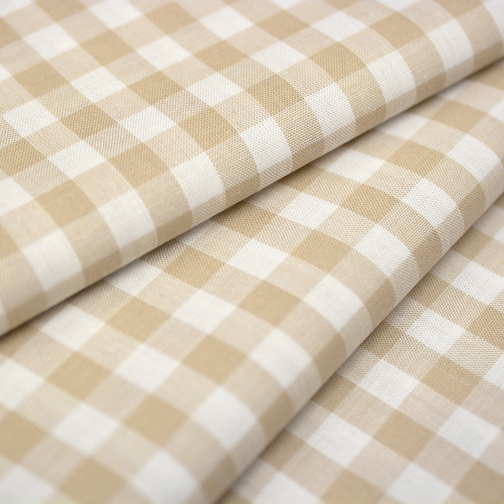 Tkanina wykonana z przędzy bawełnianej wyróżnia się luźniejszym, wyraźnym splotem oraz włóknami barwionymi oddzielnie, które tworzą klasyczny wzór kratki.