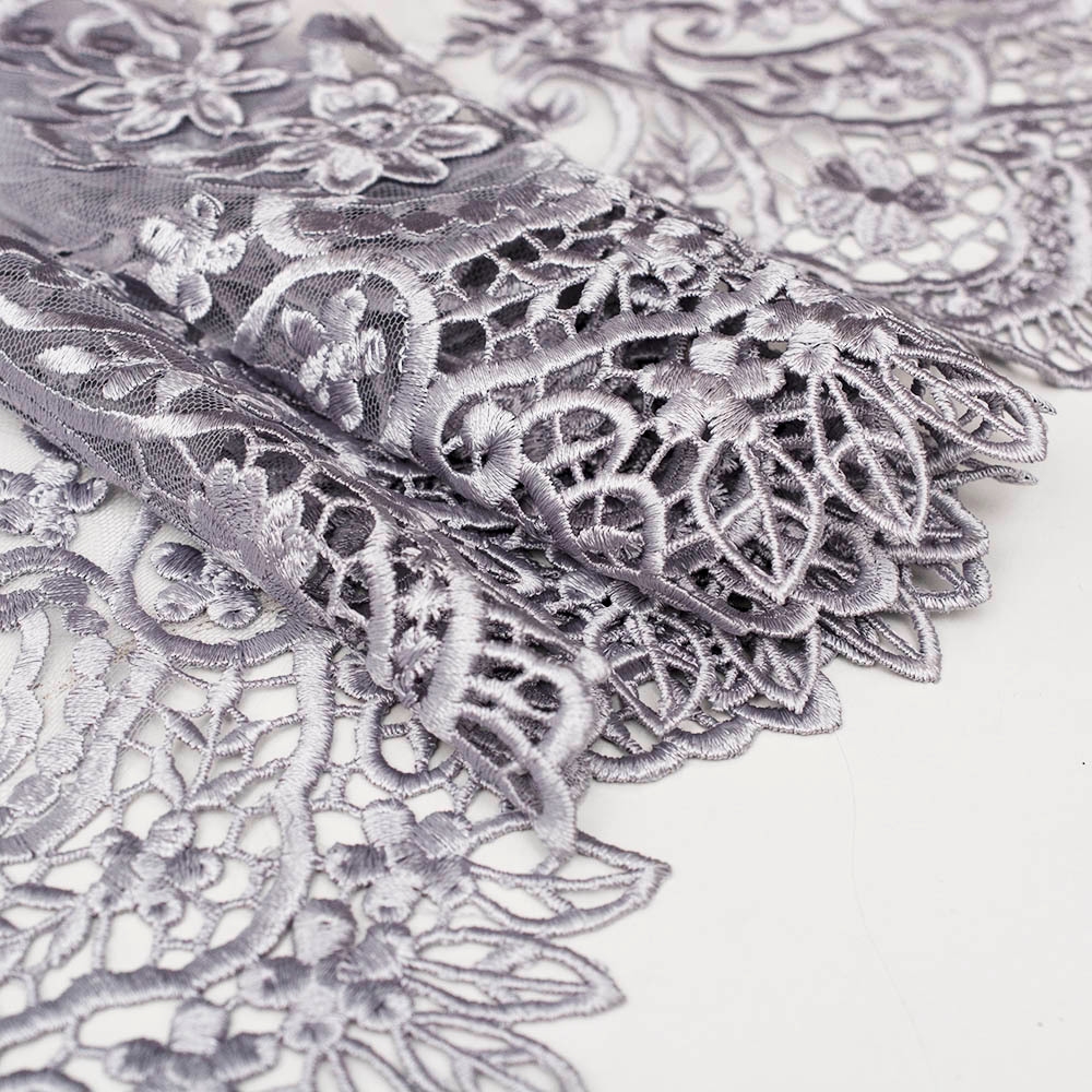 Elegancka koronka gipiurowa, wyróżnia się oryginalnym wzorem, który częściowo został wyhaftowany na tiulu, a częściowo występuje w formie 3D.