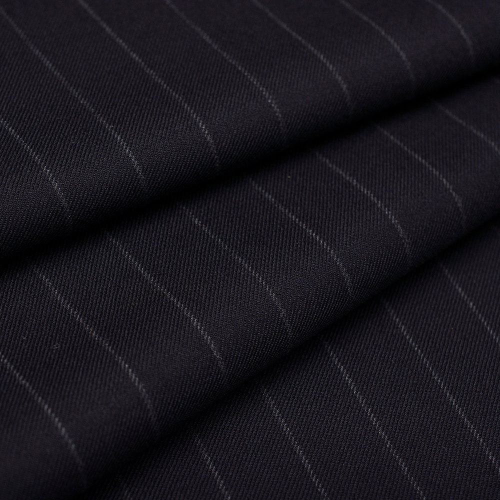 Wool Prada to wysokiej jakości materiał z dodatkiem wełny, wyróżniający się jednolitą, elegancką powierzchnią i starannie wykonanym splotem.