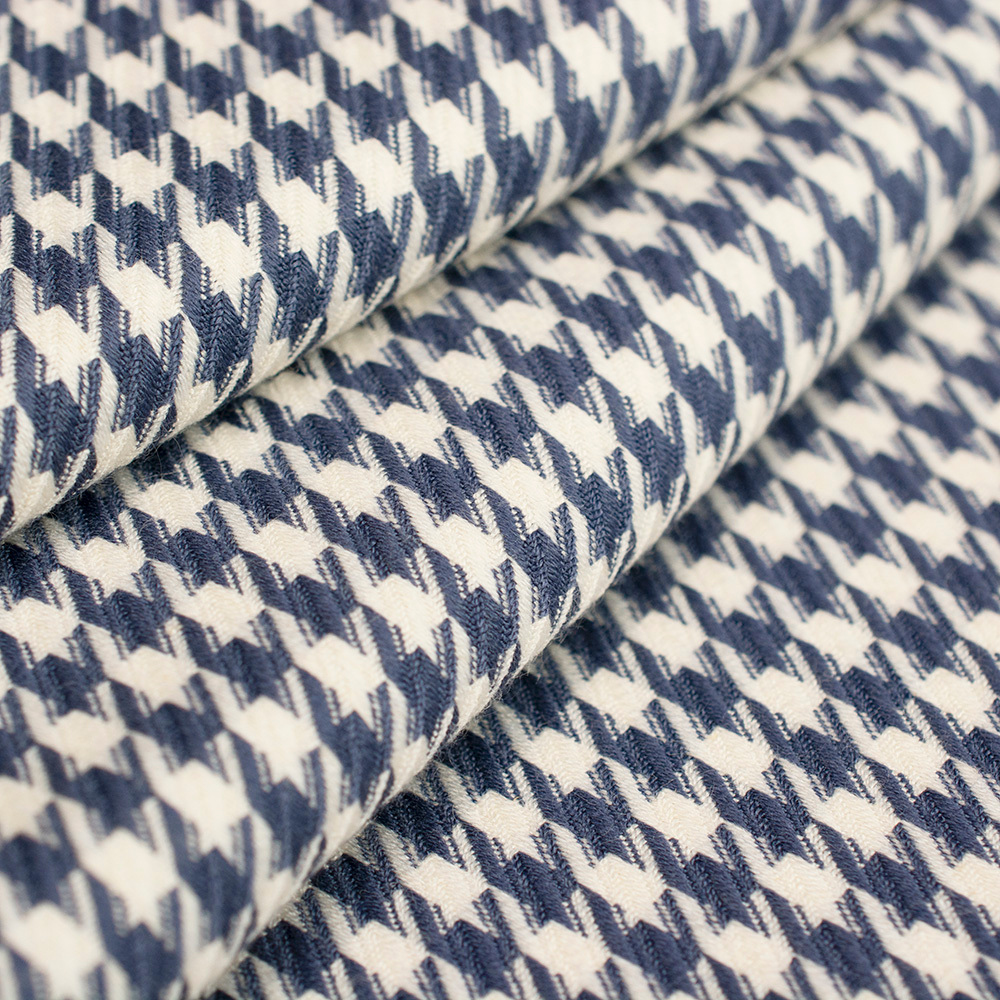 Tkanina wiskozowa Pepitka Vivienne to lekki, miękki materiał z dodatkiem elastanu, idealny na kreacje zarówno codzienne, jak i bardziej eleganckie.