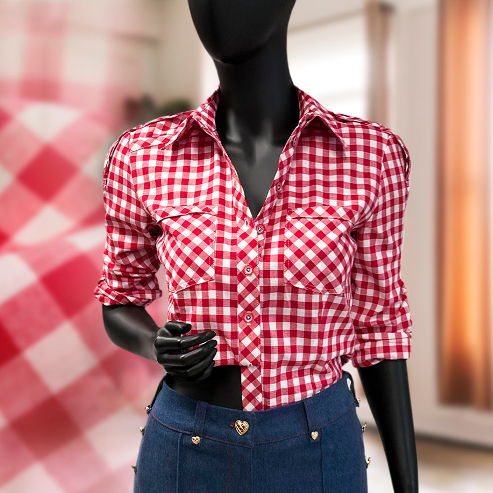 Tkanina wykonana z przędzy bawełnianej wyróżnia się luźniejszym, wyraźnym splotem oraz włóknami barwionymi oddzielnie, które tworzą klasyczny wzór kratki.