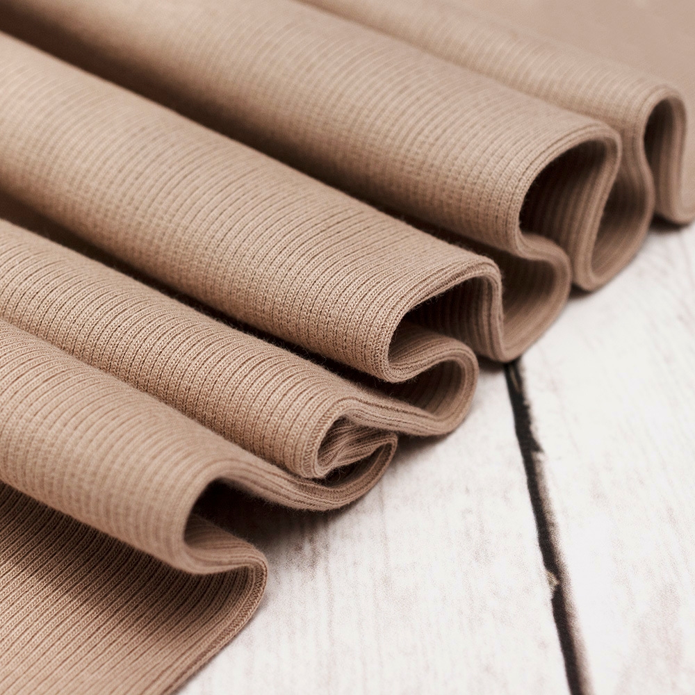 Prążkowana dzianina ściągaczowa, wykonana z naturalnych włókien bawełny.