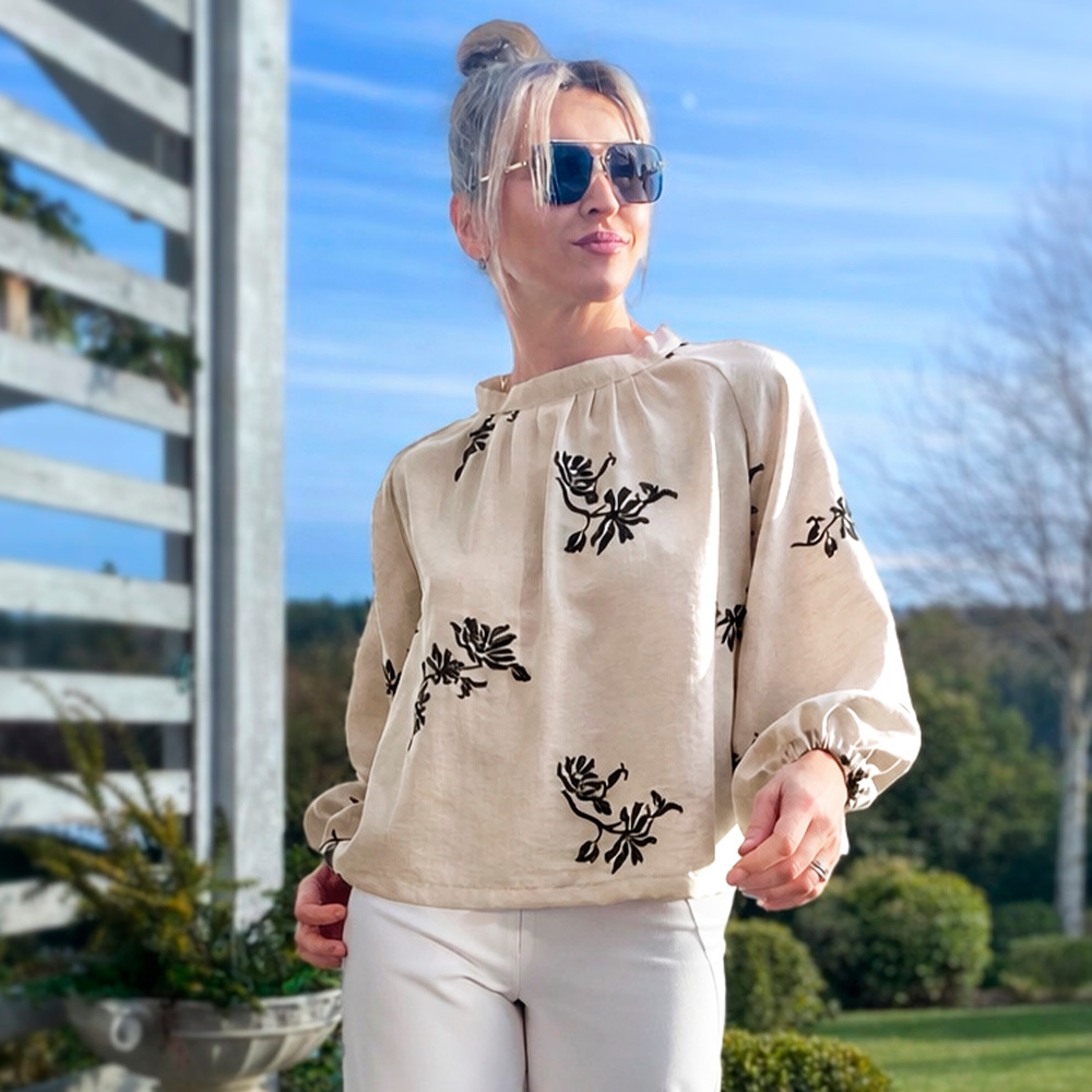 Tkanina z połączenia wiskozy i lnu z dekoracyjnym haftem wyróżnia się naturalną lekkością i subtelną elegancją.