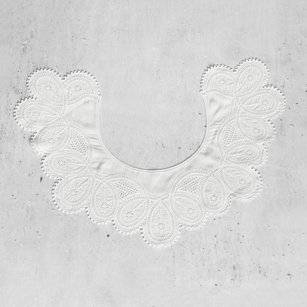 Ozdobny kołnierzyk w modnym, efektownym stylu, sprzedawany na sztuki.