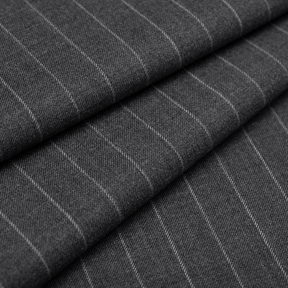 Wool Prada to wysokiej jakości materiał z dodatkiem wełny, wyróżniający się jednolitą, elegancką powierzchnią i starannie wykonanym splotem.