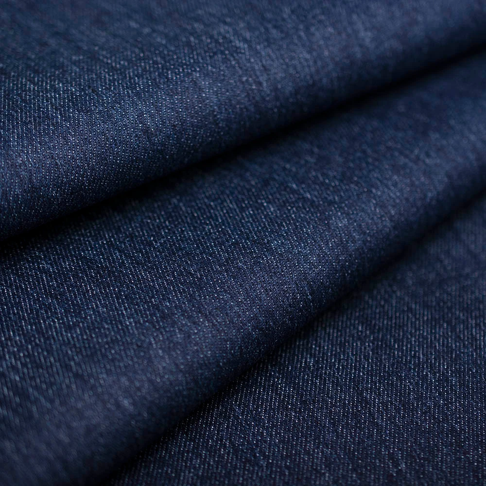 Jeans Stretch to tkanina wykonana z naturalnych włókien bawełny z dodatkiem elastanu, dzięki czemu jest rozciągliwa i doskonale dopasowuje się do sylwetki, zapewniając wygodę noszenia.