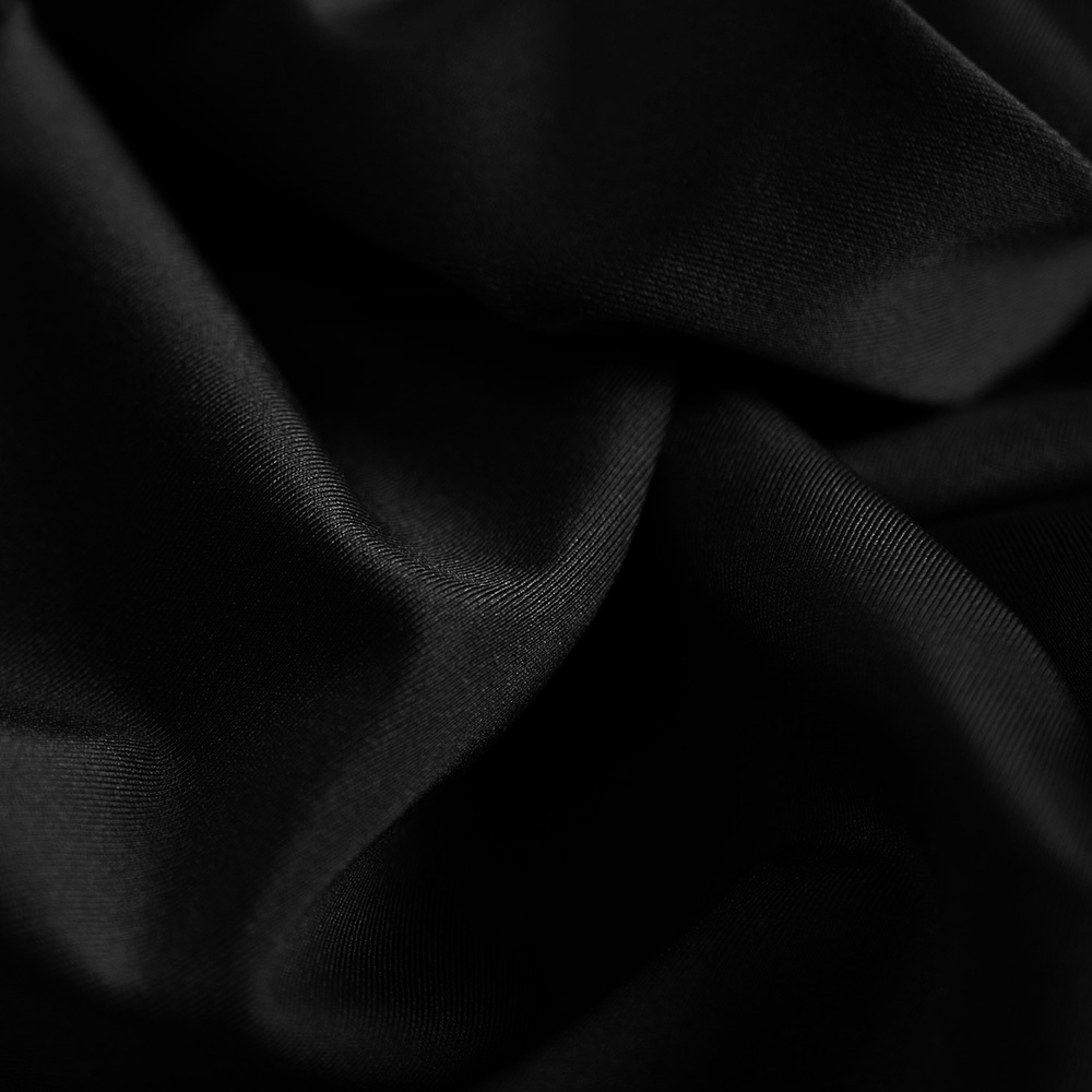 Dzianina typu Lycra to wysokiej jakości materiał o jednolitym kolorze, który zachwyca wyjątkową elastycznością – rozciąga się w obu kierunkach, zapewniając idealne dopasowanie i komfort noszenia.