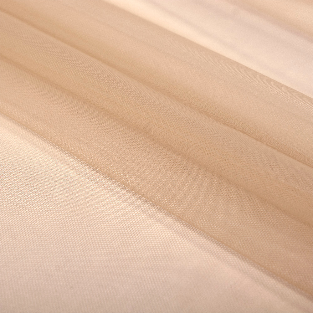 Siatka skin to delikatny, miękki w dotyku tiul w naturalnym odcieniu, który subtelnie stapia się ze skórą.