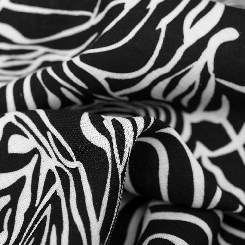 Tkanina z mieszanki lnu i wiskozy to materiał o miękkim chwycie i wyraźnie naturalnej, delikatnie lnianej fakturze.