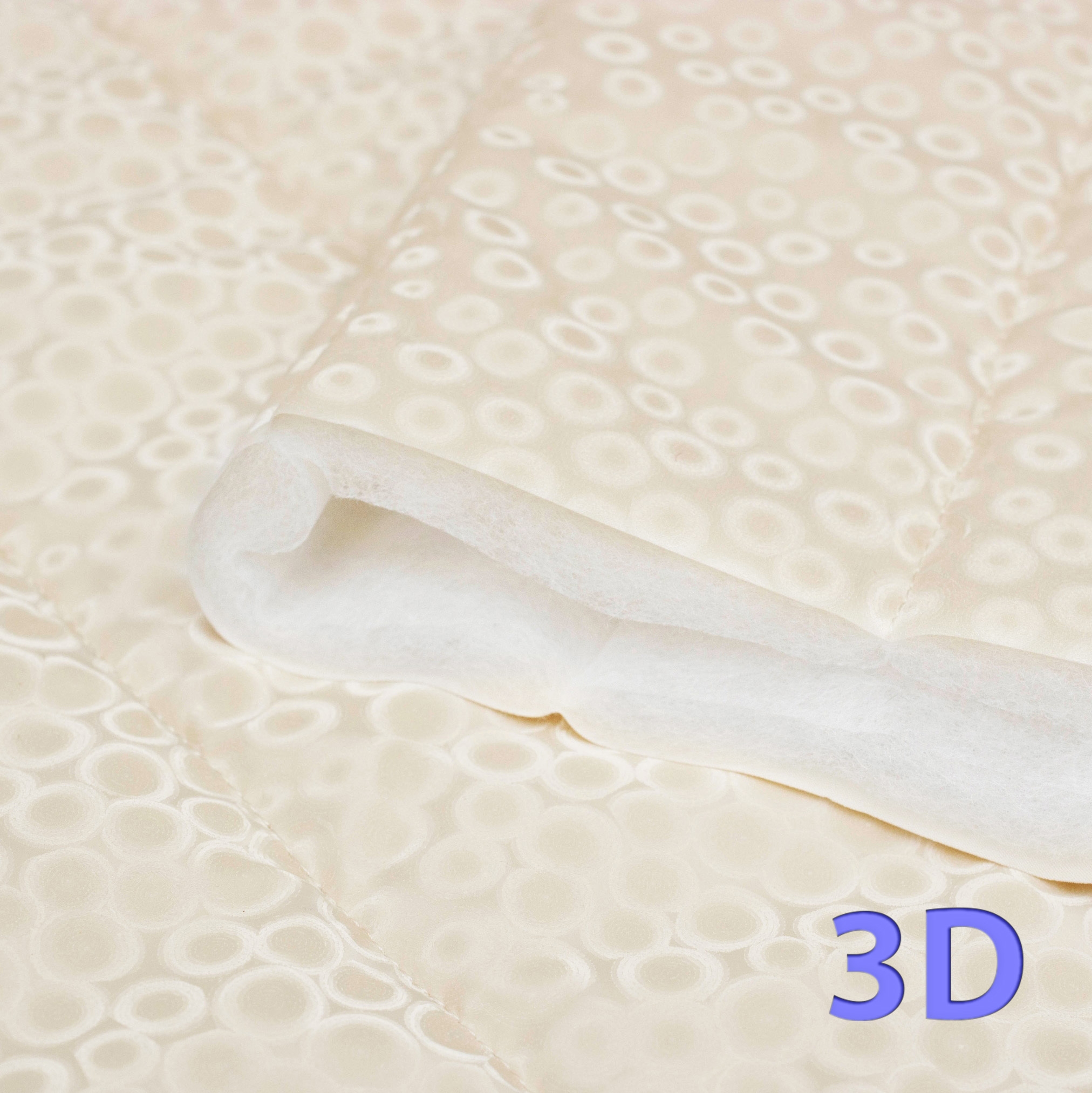 Pikowa tkanina w kolorze kremowym, z efektem 3D.