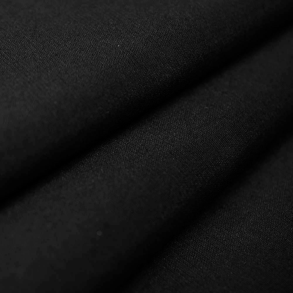 Tencel Capri to ekskluzywna tkanina, która łączy w sobie piękno i praktyczność na najwyższym poziomie.