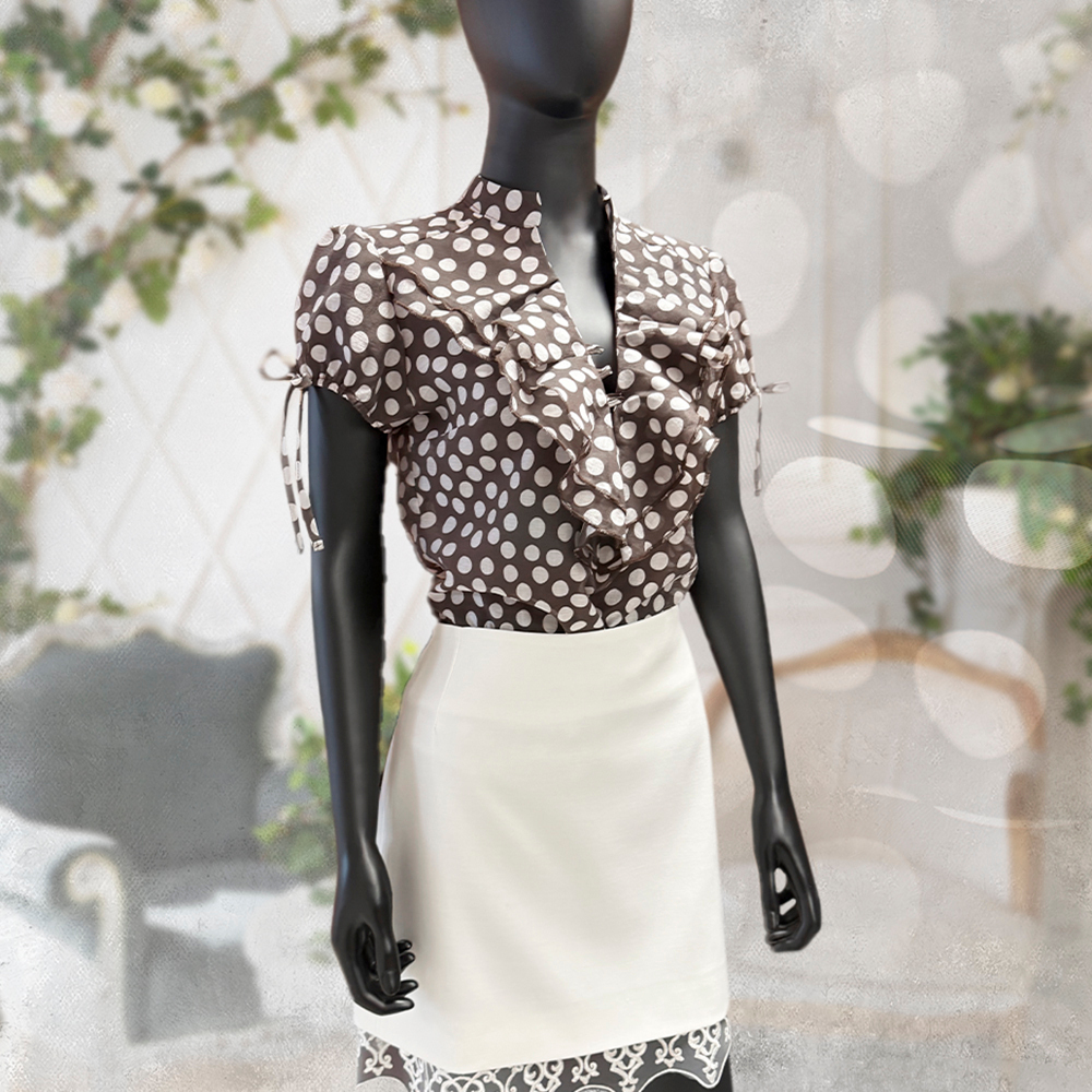 Tencel Capri to ekskluzywna tkanina, która łączy w sobie piękno i praktyczność na najwyższym poziomie.