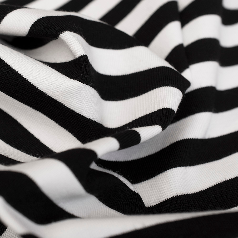 Wzorzysta dzianina bawełniana typu Singiel zachwyca miękkością, przewiewnością i naturalnym komfortem noszenia.