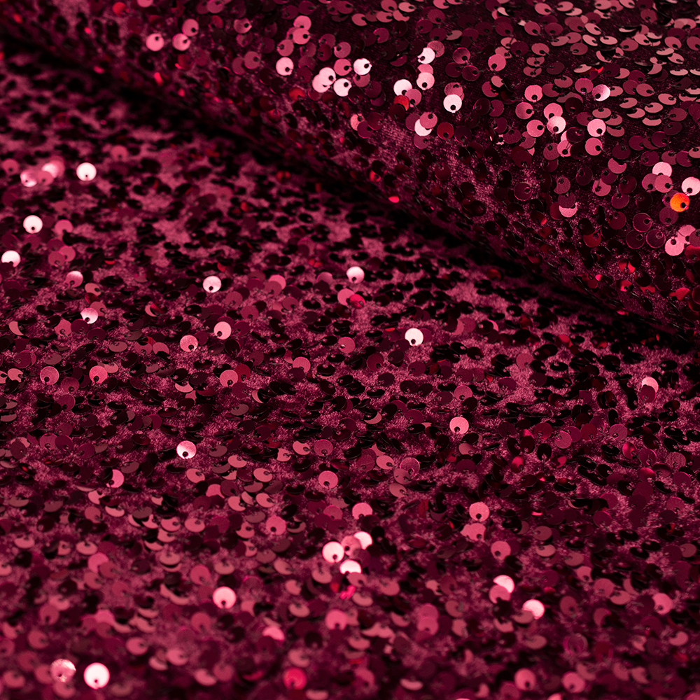 Efektowna dzianina welurowa ozdobiona nieregularnie rozmieszczonymi cekinami zachwyca oryginalnym wyglądem i wyjątkowym blaskiem.