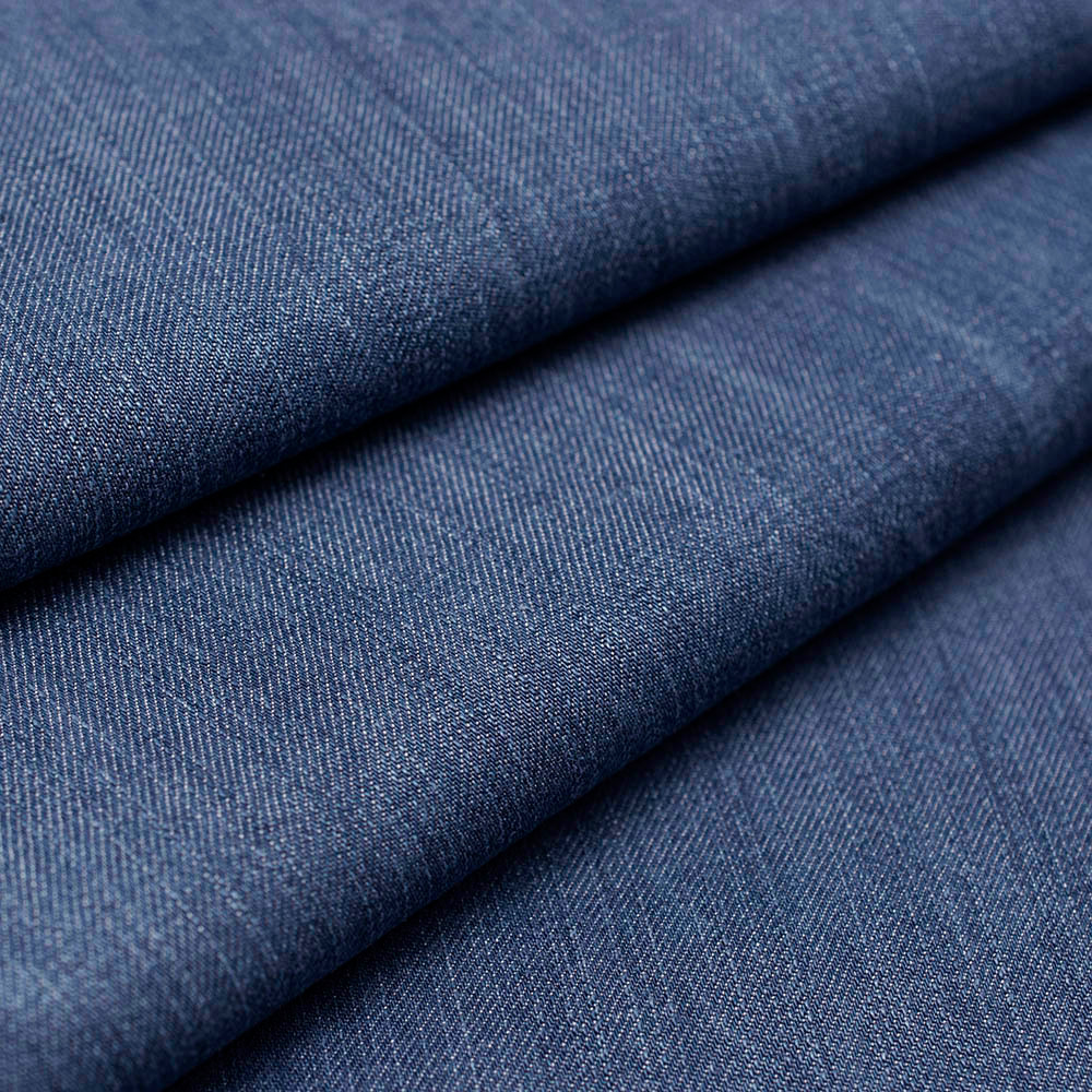 Tkanina jeansowa Euro Jeans, wykonana w 100% z włókien lyocellu, wyróżnia się wyjątkową miękkością, przyjemną fakturą i doskonałą oddychalnością, co przekłada się na wysoki komfort noszenia.