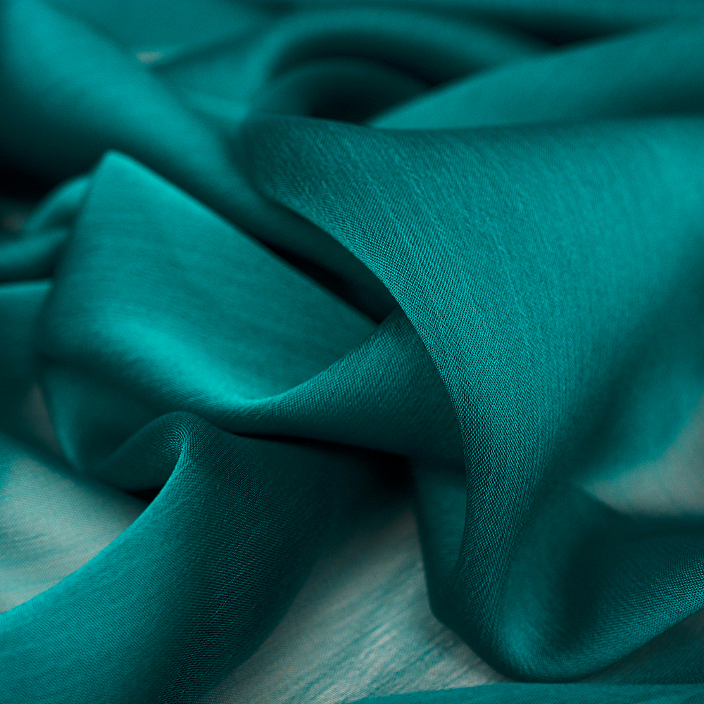 Szyfon Perła to doskonałej jakości tkanina, idealnie nadaje się na eleganckie i szykowną odzież.