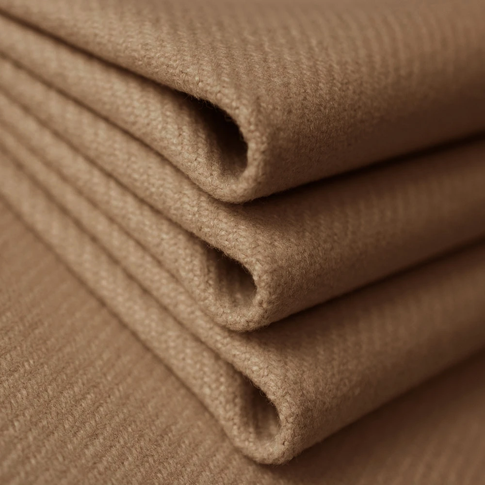 Tkanina płaszczowa Dallas Wool w jednolitym kolorze, charakteryzuje się wyraźnym splotem, oraz świetną jakością wykonania.