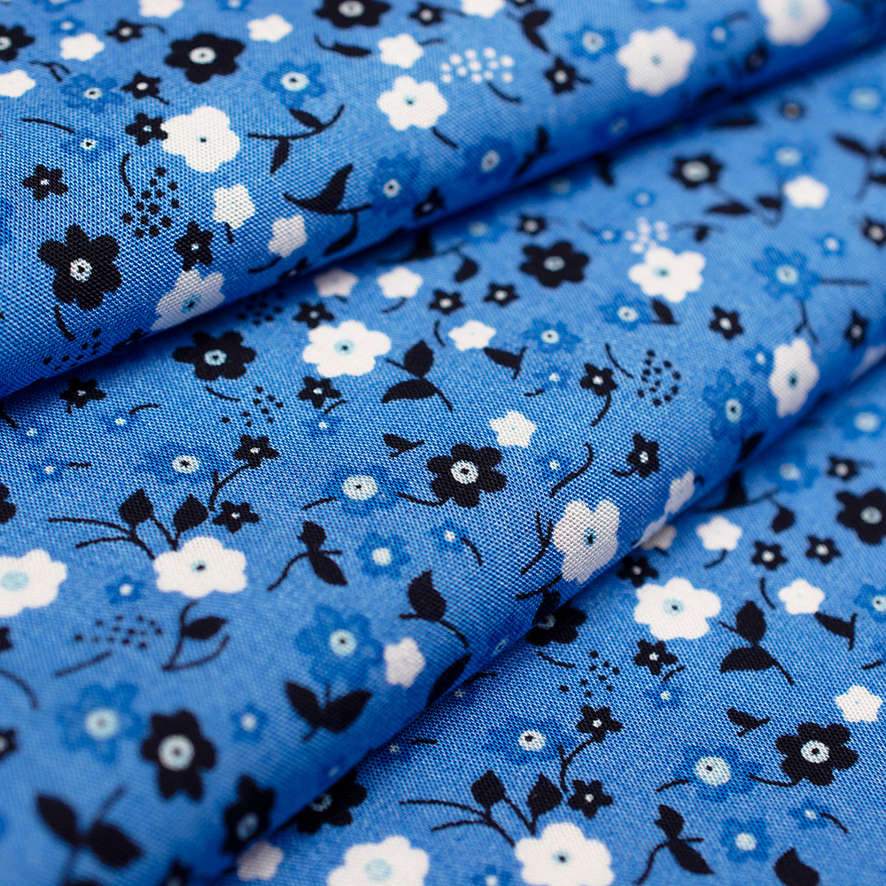 Tkanina z 100% wiskozy to lekki, miękki materiał, który pięknie układa się na sylwetce, tworząc naturalne fałdy i swobodny ruch.