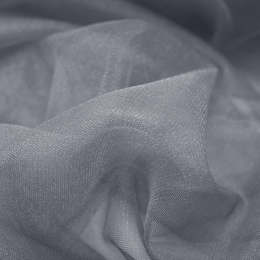 Tiul krystaliczny swoją nazwę zawdzięcza dzięki delikatnie błyszczącej strukturze, mieniącej się pod wpływem światła.