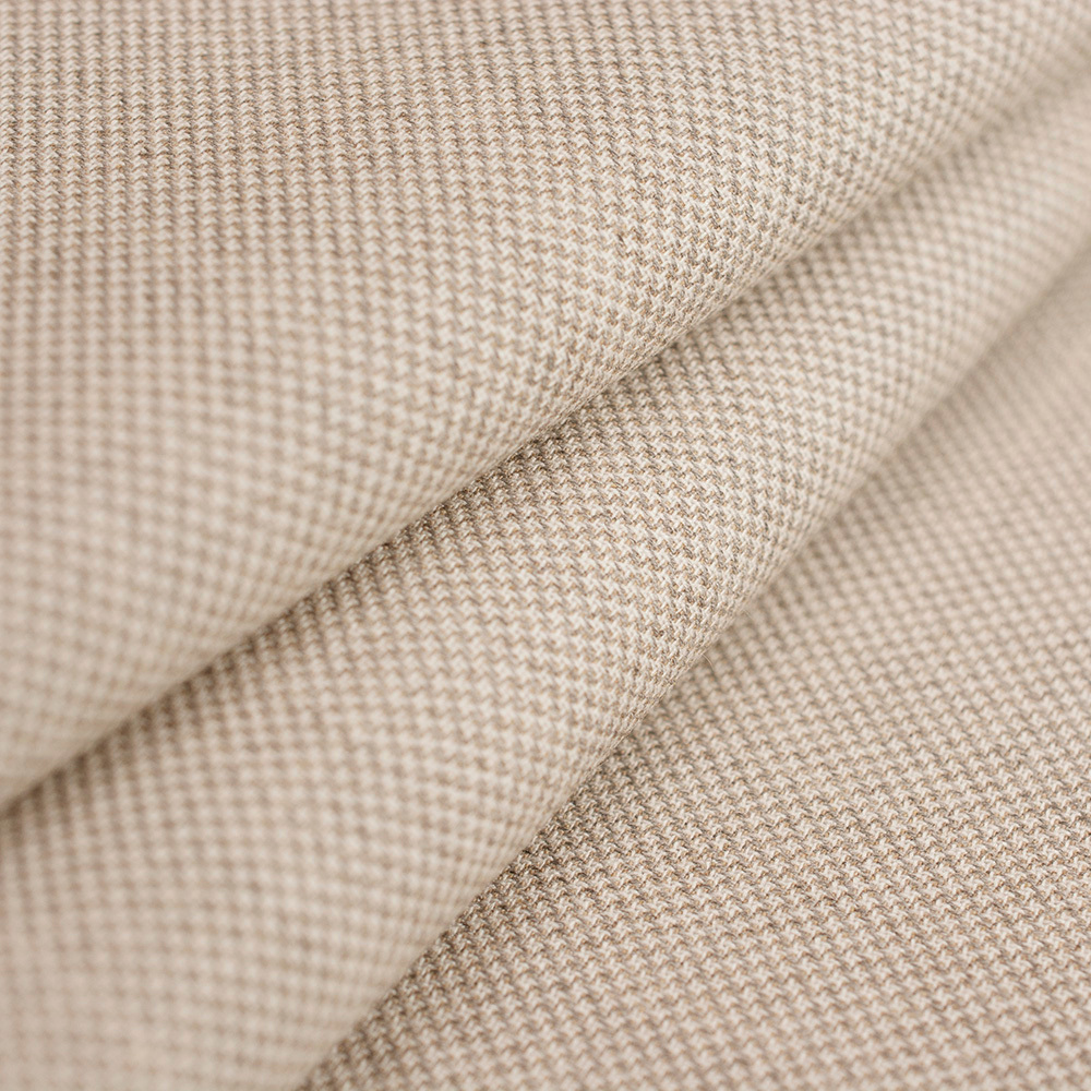 Elegancka tkanina o bardzo wysokiej jakości, która łączy miękkość, przewiewność i subtelny komfort.