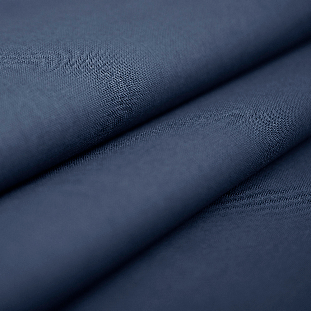 Tkanina bawełniana o splocie płóciennym, wyprodukowana w Polsce.