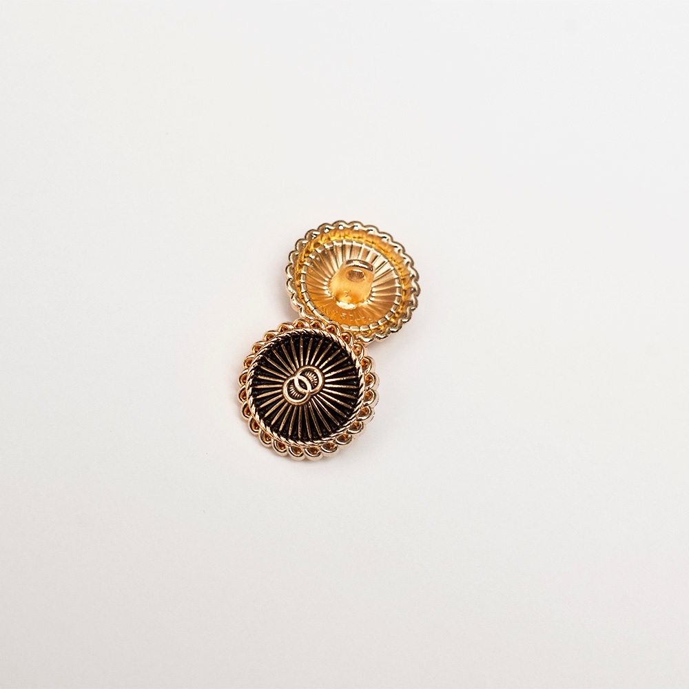 Guzik z masy perłowej w kształcie koła o średnicy 1,8 cm.