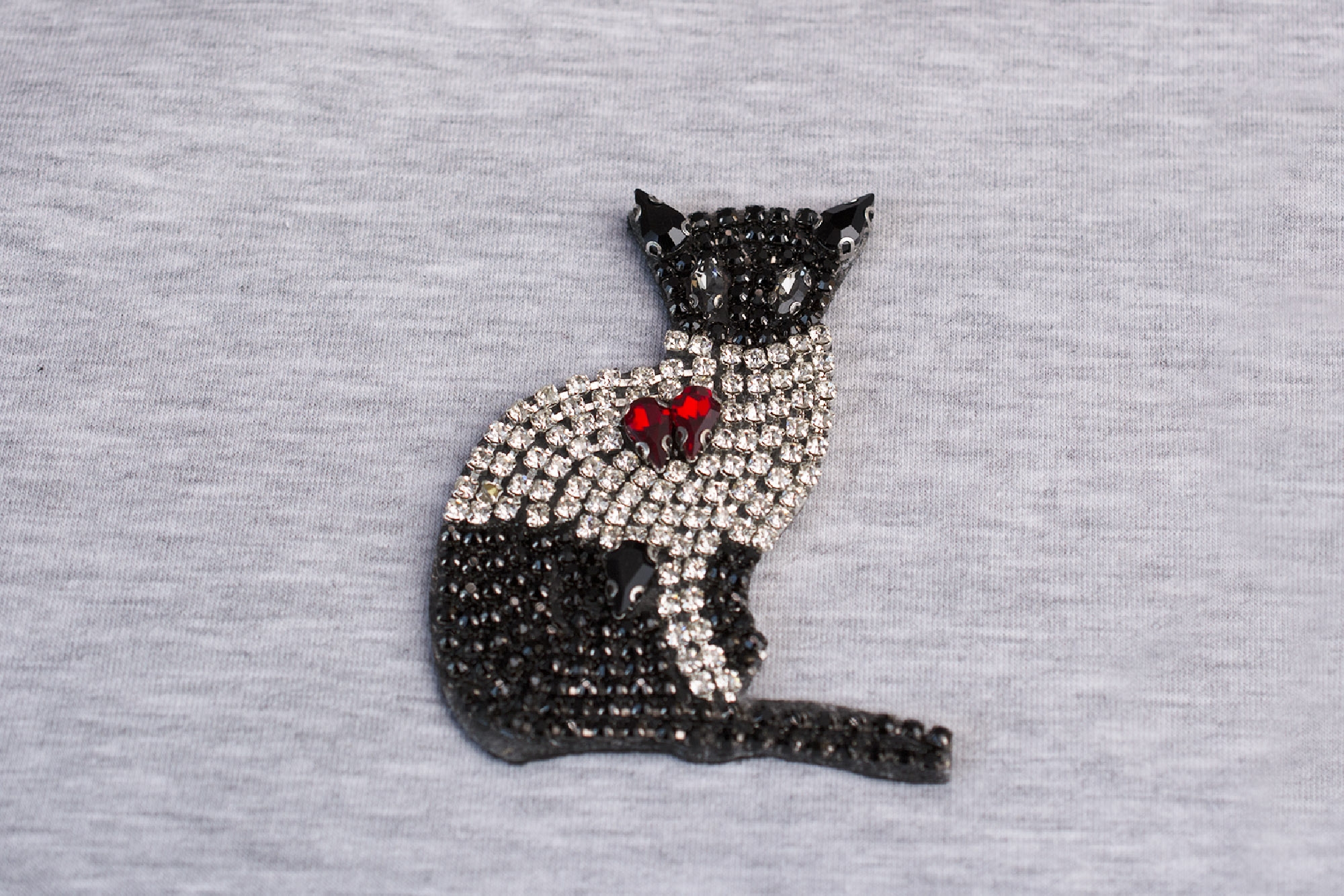 Aplikacja w kształcie kota wykonana z kryształków a la Swarovski, na filcu.