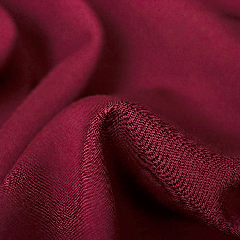 Tkanina wiskozowa o splocie płóciennym, wykonana z wysokiej jakości włókien.
