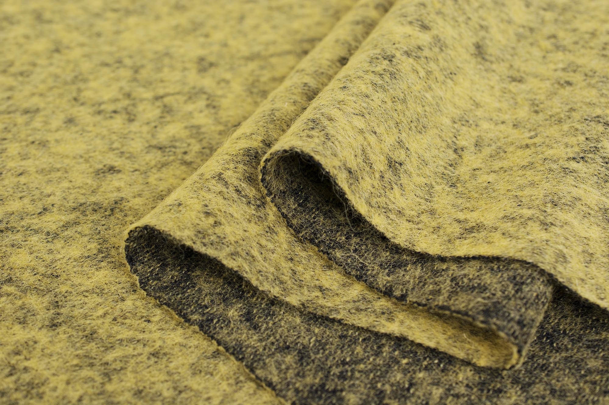 Tkanina wełniana Pamis to materiał o średniej grubości z przeznaczeniem na płaszcze, kurtki lub peleryny.