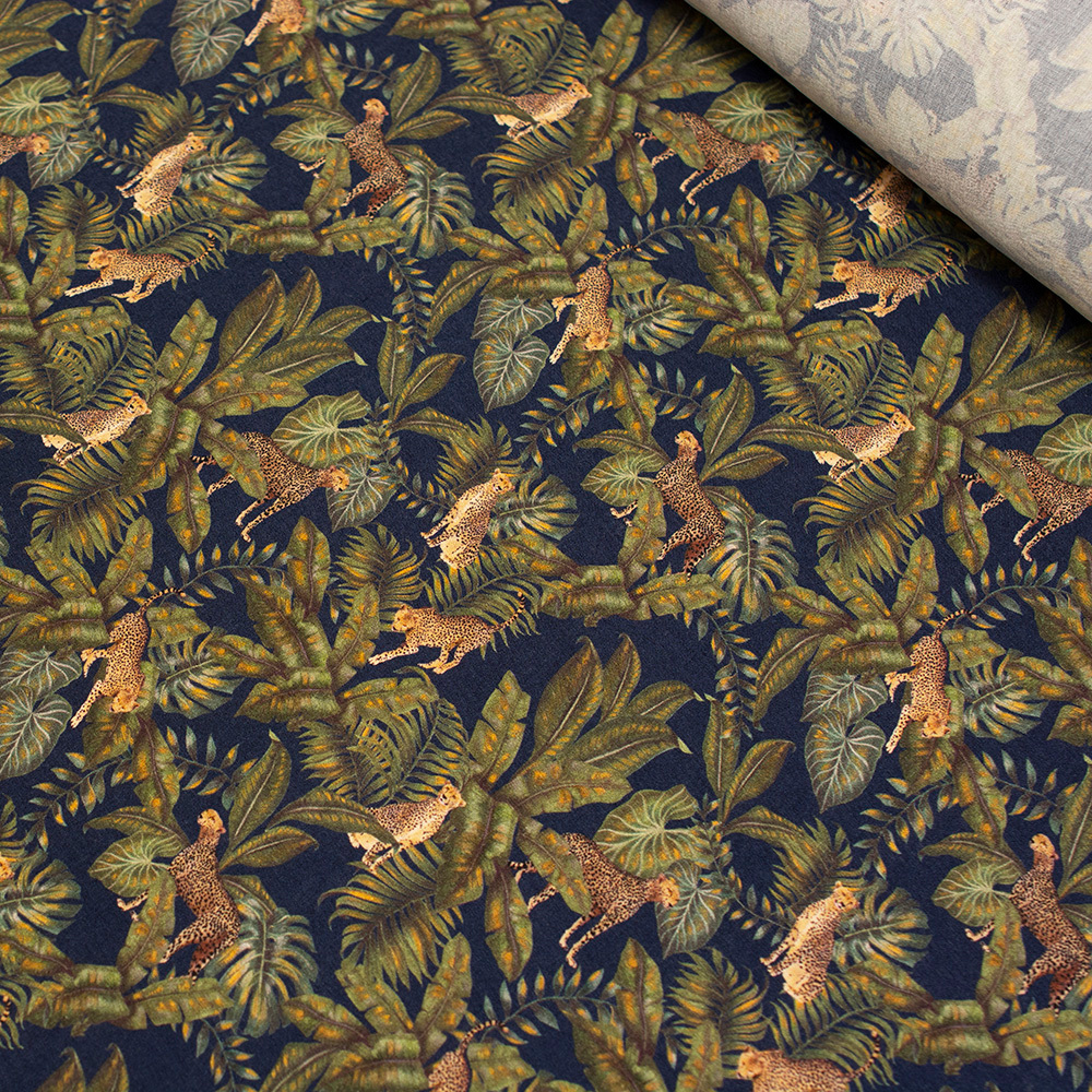 Tkanina z 100% wiskozy to lekki, miękki materiał, który pięknie układa się na sylwetce, tworząc naturalne fałdy i swobodny ruch.