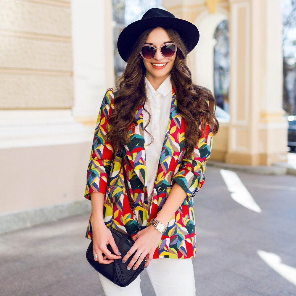 Bawełniana tkanina wyróżnia się nowoczesnym, przyjemnym dla oka wzorem.