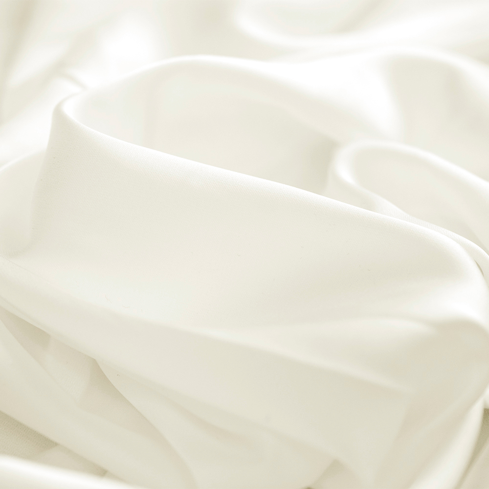 Silk Armani to doskonałej jakości tkanina satynowa o jedwabistym dotyku, niezwykle lekka i przyjemna dla skóry.