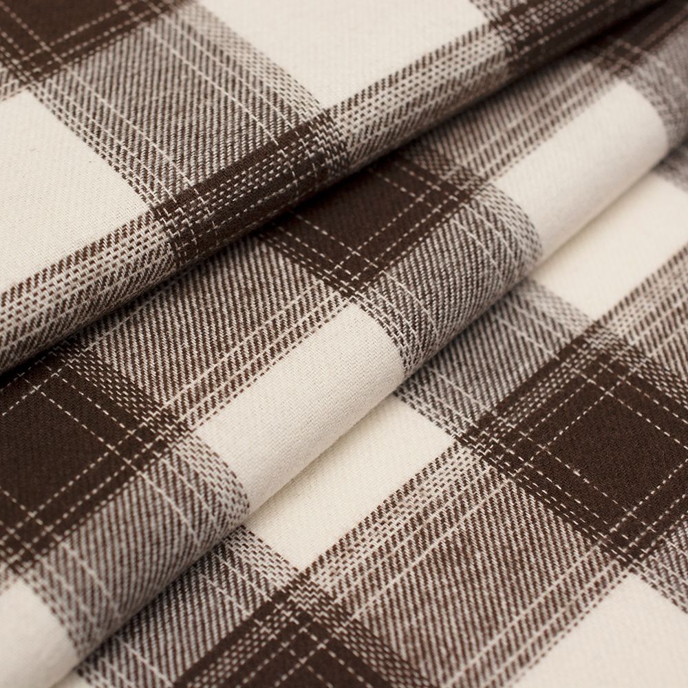 Miękka flanela wykonana z połączenia włókien bawełnianych i syntetycznych, w modnym wzorze kraty.