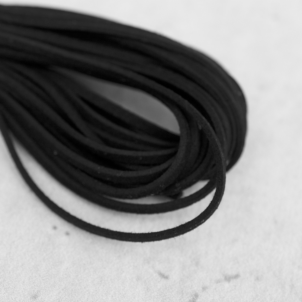 Rzemyk wykonany z miękkiego, trwałego materiału, sprzedawany na metry.