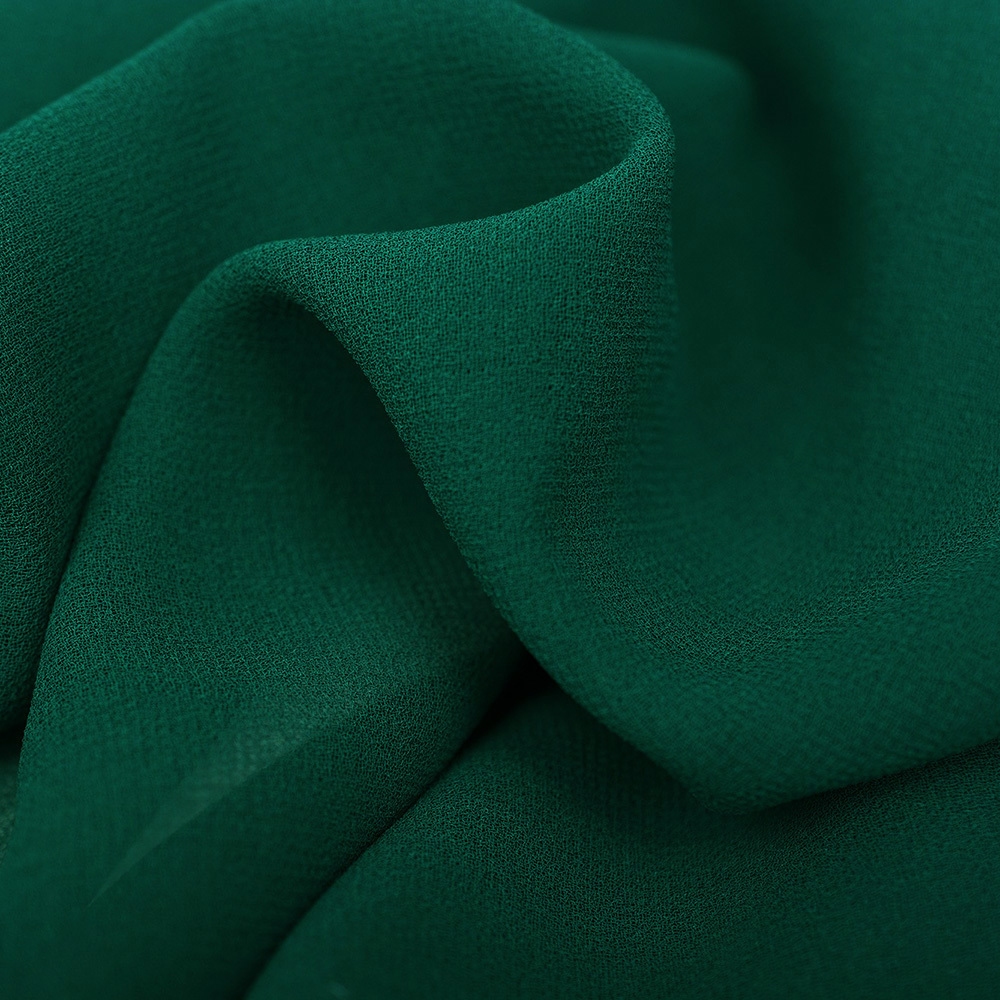 Lekka i zwiewna tkanina szyfonowa wykonana z mocno skręconej przędzy.