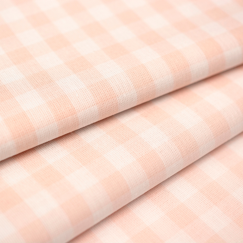 Tkanina wykonana z przędzy bawełnianej wyróżnia się luźniejszym, wyraźnym splotem oraz włóknami barwionymi oddzielnie, które tworzą klasyczny wzór kratki.