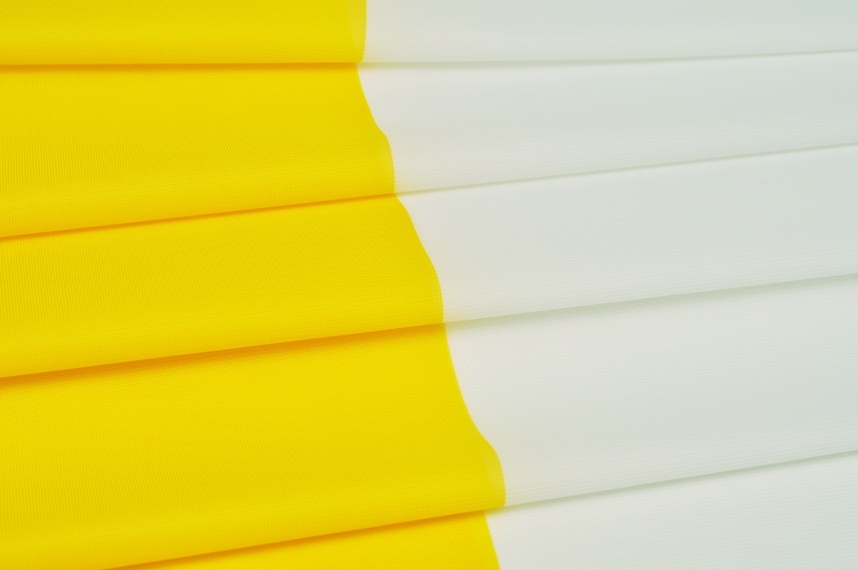 Tkanina flagowa biało-żółta wykonana z dederonu.