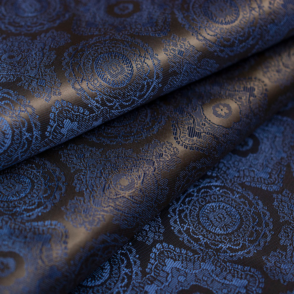 Wzorzysta podszewka żakardowa wykonana z włókien wiskozowych.